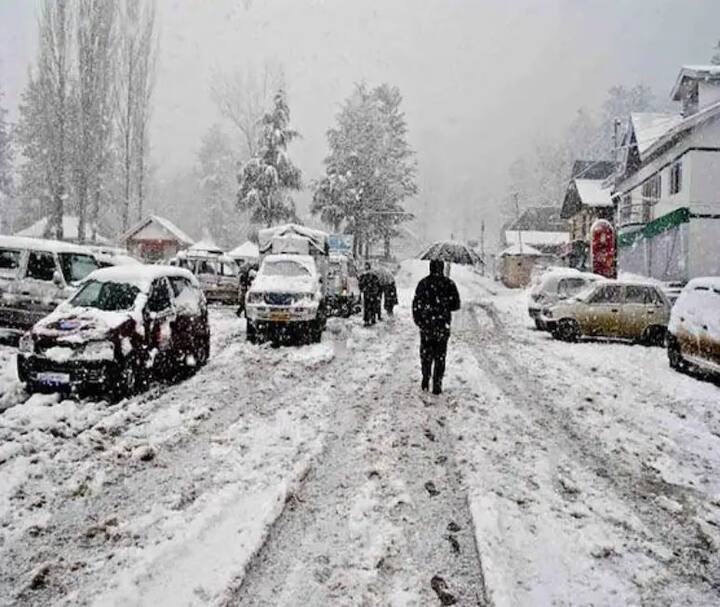 ਬਰਫਬਾਰੀ ਤੋਂ ਬਾਅਦ ਨੀਵੇਂ ਇਲਾਕਿਆਂ 'ਚ ਪਏ ਮੀਂਹ ਕਾਰਨ ਲੋਕਾਂ ਦਾ ਘਰੋਂ ਨਿਕਲਣਾ ਮੁਸ਼ਕਿਲ ਹੋ ਗਿਆ ਹੈ।  ਇਸ ਸਮੇਂ ਪਹਾੜਾਂ 'ਤੇ ਬਰਫ਼ ਦੀ ਚਿੱਟੀ ਚਾਦਰ ਵਿਛੀ ਹੋਈ ਦਿਖਾਈ ਦੇ ਰਹੀ ਹੈ।