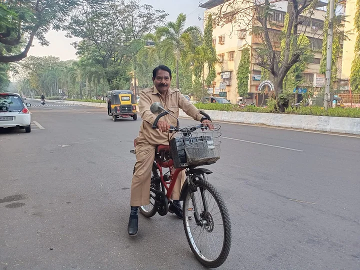 `8 ரூபாய் செலவு செய்தால் 50 கிலோமீட்டர் பயணம்!’ -  சைக்கிளை ஈ-சைக்கிளாக மாற்றிய நபர்!