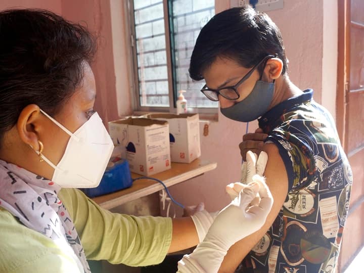 Covid Vaccination: कोरोना वैक्सीनेशन का एक साल पूरा, जानिए यूपी में कितने का हुआ टीकाकरण