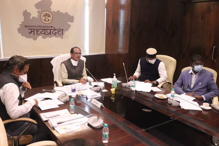बता दें कि मुख्यमंत्री शिवराज सिंह चौहान ने बुधवार को अधिकारियों के साथ ऑनलाइन बैठक में प्रदेश में कोविड-19 महामारी की स्थिति की समीक्षा के दौरान ये फैसले लिए हैं. उन्होंने ये भी कहा कि प्रदेश में बड़े मेलों का आयोजन नहीं किया जाना चाहिए और स्कूलों में पहले की तरह 50 प्रतिशत क्षमता के साथ कक्षाएं जारी रखी जाऐंगी.