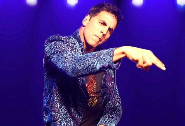 बॉलीवुड एक्टर अक्षय कुमार (Akshay Kumar) अपने बिज़ी शेड्यूल होने के बावजूद प्राइवेट फ़ंक्शन में परफॉर्म करने के लिए तैयार रहते हैं. अक्षय कुमार एक इवेंट में परफॉर्म करने के लिए 2.5 करोड़ रुपये चार्ज करते हैं.