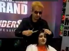 Javed Habib Controversy: हेयर स्टाइलिस्ट जावेद हबीब का बालों पर थूकने वाला वीडियो वायरल, पीड़ित महिला ने दर्ज कराई शिकायत