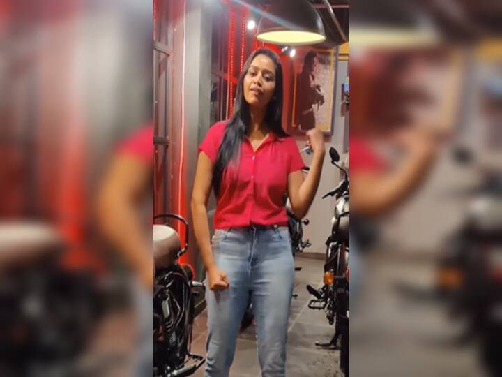 Serial actress gayathri yuvaraj dancing at bike showroom Watch viral video Gayathri Yuvaraj | பைக் ஷோரூமில் டான்ஸ்.. மிஸ்டர் அண்ட் மிஸ்ஸஸ் புகழ் காயத்ரி யுவராஜின் மெசேஜ்..