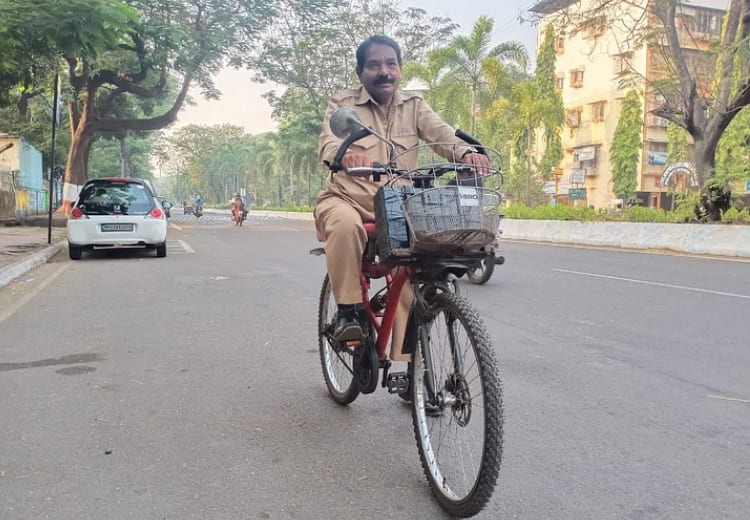 A 58 year old man in Mumbai converts his cycle to electric cycle which saves time and fuel `8 ரூபாய் செலவு செய்தால் 50 கிலோமீட்டர் பயணம்!’ -  சைக்கிளை ஈ-சைக்கிளாக மாற்றிய நபர்!
