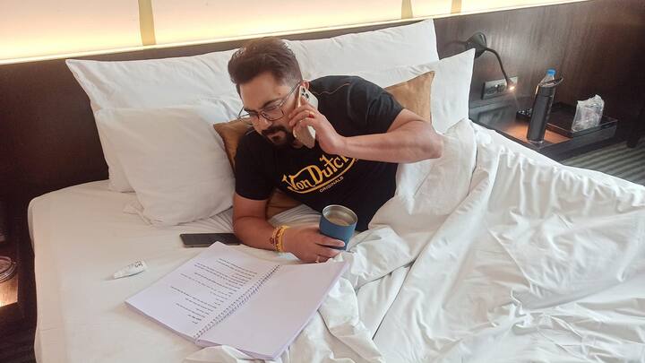 রোজই লাফিয়ে লাফিয়ে বাড়ছে সংখ্যাটা। একের পর এক করোনা কাঁটায় বিদ্ধ টলিউড। আজ করোনা আক্রান্ত হয়েছেন টলিউড অভিনেতা ও বিধায়ক সোহম চক্রবর্তী। সোশ্যাল মিডিয়ায় নিজের করোনা আক্রান্ত হওয়ার পোস্ট দিয়ে তিনি লিখেছেন, ''আমি আর আমার পরিবারের বেশ কিছু সদস্য কোভিড পজিটিভ। আমরা সবাই বাড়িতেই আইসোলেশনে রয়েছি। প্রত্যেকে দয়া করে করোনাবিধি মেনে চলুন ও সুরক্ষিত থাকুন।'