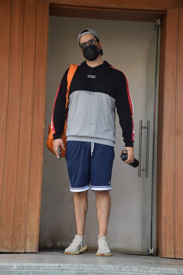 हाल ही में अली गोनी (Aly Goni) को लोखंडवाला के जिम से निकलते हुए स्पॉट किया गया. वर्कआउट करने के बाद एक्टर काफी थके नजर आए.