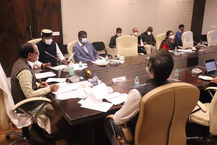 मुख्यमंत्री ने कहा, ‘‘ अन्य राज्यों में रात के कर्फ्यू के साथ-साथ कई प्रतिबंध हैं. मध्य प्रदेश में कोई अन्य प्रतिबंध नहीं है, लेकिन विभिन्न समारोह में उपस्थिति को सीमित करने का निर्णय लिया गया है.’’ उन्होंने कहा, 