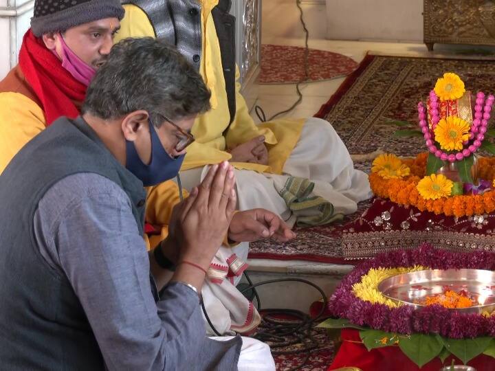 तस्वीरों में वो पूरे विधि-विधान के साथ पुजारियों के साथ 'महामृत्युंजय जाप' करते हुए नजर आ रहे हैं.