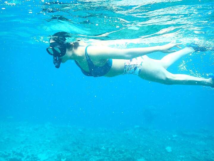 బాలనటిగా పరిచయమై తరువాత హీరోయిన్ గా మారిన అందగత్తె అవికా గోర్. స్విమ్ సూట్లో సాగరకన్యలా ఈత కొడుతూ ఫోటోలకు ఫోజులిచ్చింది. -Image credit: Avika gor/Instagram