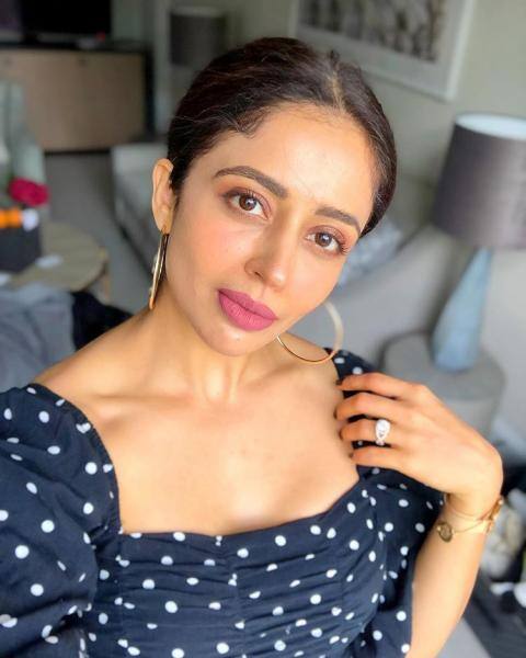 वैसे आपको बता दें कि शो में ज्यादातर साड़ी में दिखाई देने वाली नेहा असल ज़िंदगी में काफी ग्लैमरस हैं. अपने सोशल मीडिया हैंडल पर नेहा ने एक से बढ़कर एक ग्लैमरस तस्वीरें शेयर की हैं.