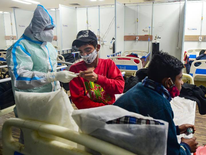 भारत में कोरोना संक्रमण मामले एक बार फिर बढ़ने लगे हैं. गुरुवार को देश मे 90,928 नए संक्रमण के मामले सामने आए हैं और 325 मरीजों की मौत हुई है. जबकि 19,206 मरीज संक्रमण से ठीक हो चुके हैं. इसके साथ ही भारत मे कोरोना संक्रमित मरीजों की संख्या 3 करोड़ 51 लाख 9 हजार 286 हो गई है. जिसमें से 3 करोड़ 43 लाख 41 हज़ार 9 मरीज ठीक हो चुके है और 4,82,876 की मौत हो गई है.