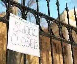 School Closed: દેશમાં કોરોનાના કેસોમાં સતત વધારો થઇ રહ્યો છે. આવામાં જુદાજુદા રાજ્યોની સરકારો દ્વારા અલગ અલગ પ્રકારથી કોરોના (Corona)ના કેસોની રોકથામ માટે કાર્ય કરવામાં આવી રહ્યાં છે. કેટલાય રાજ્યોમાં સ્થિતિ ગંભીર થતા સ્કૂલ-કૉલેજોને તાત્કાલિક ધોરણે બંધ કરવાનો ફેંસલો લેવામાં આવ્યો છે.