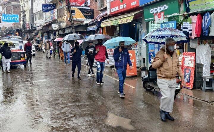 बर्फबारी के बाद निचले इलाकों में हुई बारिश ने लोगों का घरों से निकलना मुश्किल कर दिया है.