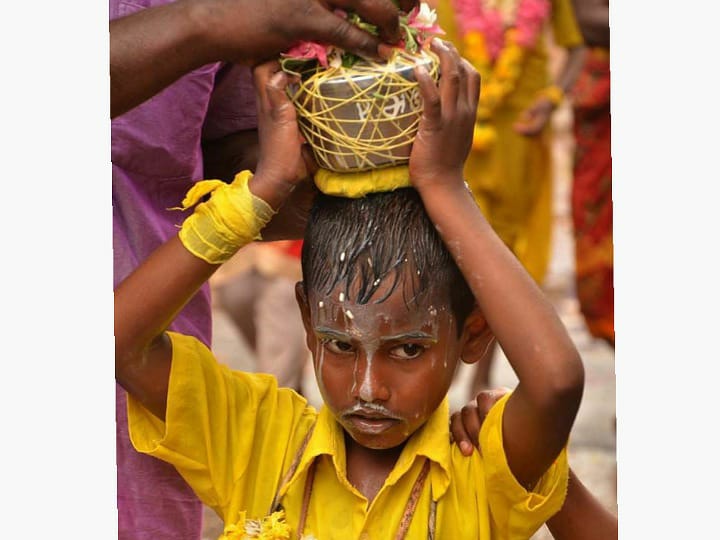 கரூர் பகவதி அம்மன் கோயில் திருவிழாவில் 2 பேருக்கு அரிவாள் வெட்டு -7 பேர் கைது