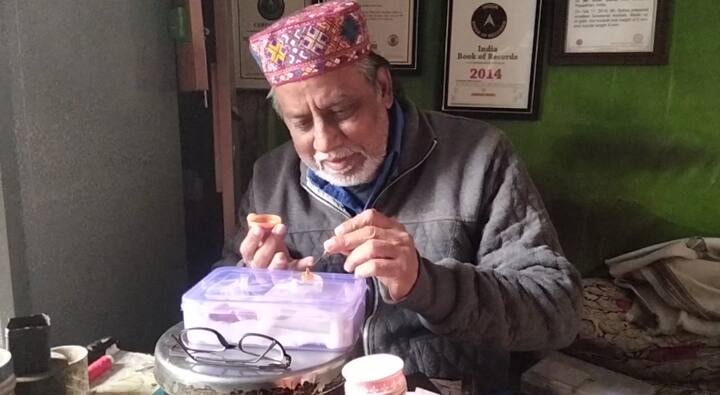 इकबाल सक्का ने बताया कि वो दादाजी के वक्त से ही सोने-चांदी के आभूषण बनाने का काम कर रहे है और जब मेरे पिता ये वस्तुएं बनाते थे तो मैं उनके पास बैठकर देखता रहता था. फिर मैंने 12 साल की उम्र सोने से वस्तुएं बनाना शुरू की. फिर अखबार में पढ़ता था कि अमेरिका में सबसे बड़ी ये वस्तु बनी, चीन ने ये बनाया तो सुनकर तकलीफ होती थी. फिर सोचा कि वो सबसे बड़ी वस्तु बना रहे हैं तो क्यों ना मैं छोटी वस्तुएं बनाऊ.