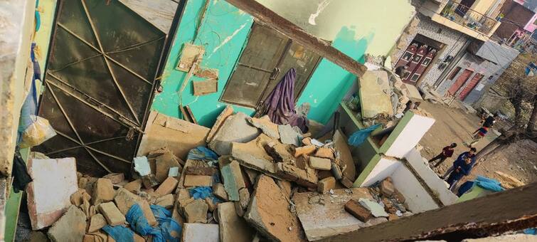 Delhi begumpur house ceiling collapsed left 2 dead and 2 seriously injured ANN Delhi News: दिल्ली के बेगमपुर में मकान की छत ढहने से दो लोगों की मौत, 15 दिन पहले ही किराए पर लिया था घर