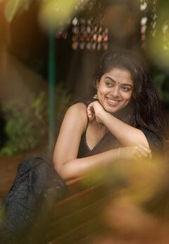 சிலை அழகு சித்தி இட்னானி