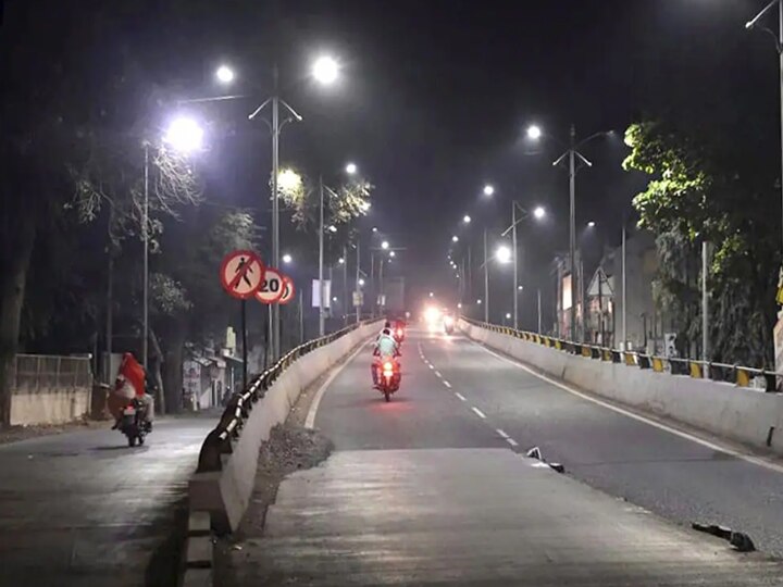 Night curfew  | வெறிச்சோடிய சாலைகள்.. ஸ்ட்ரிக்ட் காவலர்கள்.. அமலுக்கு வந்தது இரவு நேர ஊரடங்கு!