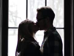 Kiss To Inmate: హతవిధీ.. హంతకుడికి ముద్దు పెట్టిన లేడీ జడ్జి.. కెమేరాకు చిక్కిన రొమాన్స్!