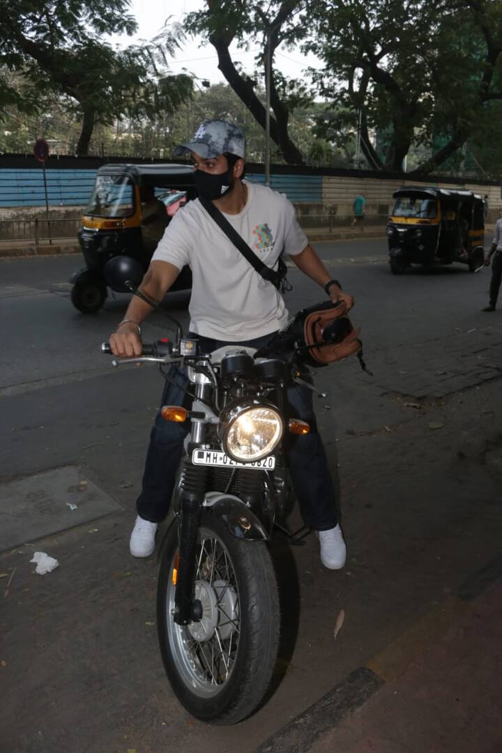 सनी कौशल इस दौरान लग्जरी कार छोड़ बाइक पर कॉफी डेट के लिए पहुंचे. जहां दोनों का कैजुअल लुक काफी चर्चा में आ गया है.