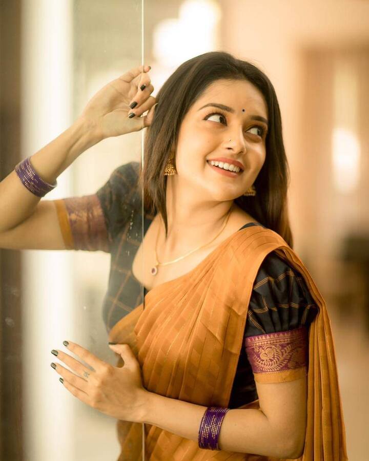 உன்னை காணாது உருகும் நொடி நேரம் பல மாதம் வருடம் என மாறும்