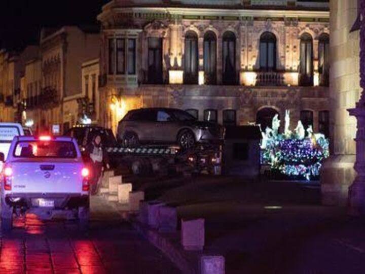 Mexico: Arrests after 10 bodies found outside town hall Mexico: கவர்னர் மாளிகை முன் 10 சடலங்களுடன் நின்ற கார்: மெக்சிகோவில் பரபரப்பு!
