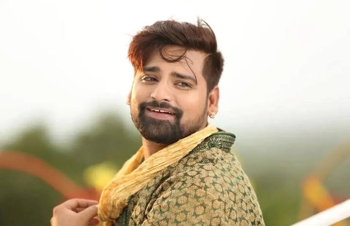 राकेश मिश्रा एक फिल्म में 10 से 15 लाख रुपए फीस के तौर पर लेते हैं.