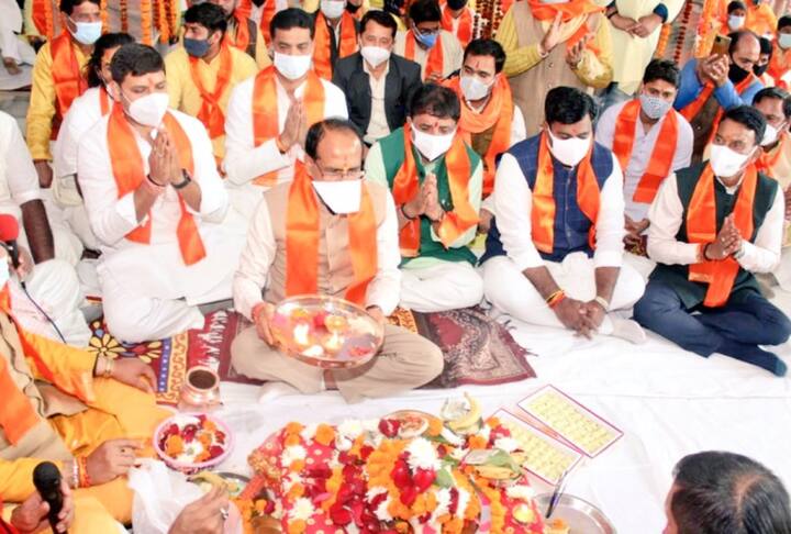 वहीं मध्य प्रदेश के सीएम शिवराज सिंगह चौहान ने भोपाल के गुफा मंदिर में प्रधानमंत्री की लंबी उम्र के लिए पूजा की और पुजारियों के साथ पीएम के कल्याण के लिए ‘महामृत्युंजय’ मंत्र का जाप भी किया.