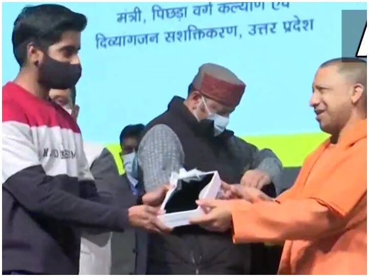 सीएम योगी ने रुद्राक्ष कन्वेंशन सेंटर में 15 सौ युवाओं को टैबलेट और स्मार्टफोन बांटे हैं. सीएम योगी ने इस दौरान कहा कि, हम ये टैबलेट और स्मार्ट फोन UP के फाइनल ईयर, सेकंड ईयर, स्नातक प्रथम वर्ष, मेडिकल, पैरामेडिकल, फार्मेसी, नर्सिंग, पॉलिटेक्निक, ITI, इंजीनियरिंग से जुड़े उन बच्चों को देने वाले हैं जो किसी भी प्रतियोगी परीक्षाओं की तैयारी कर रहे हैं.