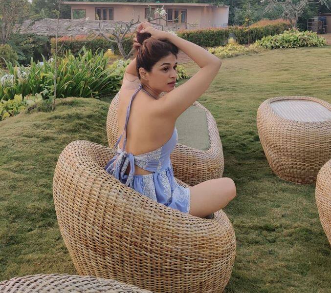 શ્રદ્ધા દાસની સિમ્પલ લૂકમાં શાનદાર તસવીરો વાયરલ થઈ છે. શ્રદ્ધા દાસની આ તસવીરો ફેન્સને ખૂબ પસંદ આવી રહી છે. જિદ એક્ટ્રેસ શ્રદ્ધા દાસ પોતાના ગ્લેમર લૂકના કારણે જાણીતી છે.