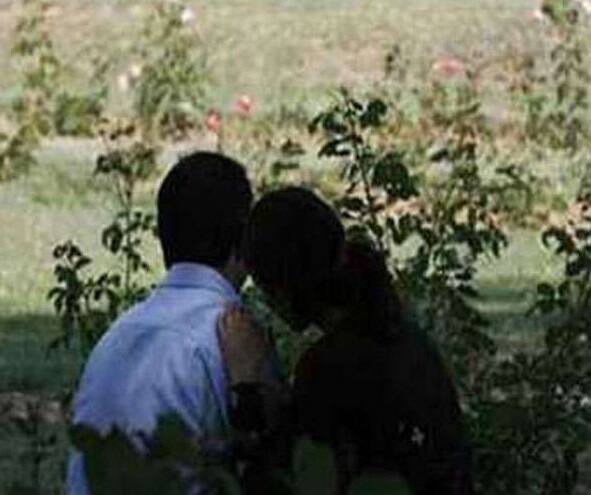 The 22-year-old businessman went to Joggers Park in Navrangpura to meet his girlfriend. ગર્લફ્રેન્ડે ફોન કરતાં 22 વર્ષનો બિઝનેસમેન પાર્કમાં મળવા ગયો, ગર્લફ્રેન્ડ પાસે બેસીને પ્રેમાલાપ કરતો હતો ને અચાનક.....