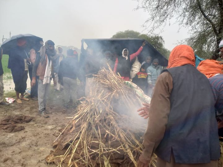 MP News: भिंड जिले में मानवता शर्मसार, मुक्तिधाम न होने की वजह से बारिश में तिरपाल के नीचे हुआ अंतिम संस्कार