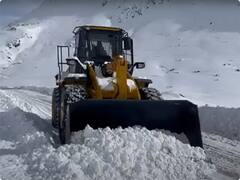 Jammu Kashmir Snowfall: जोजिला में बर्फ हटाने का काम शुरू, लोगों ने की बीआरओ की तारीफ