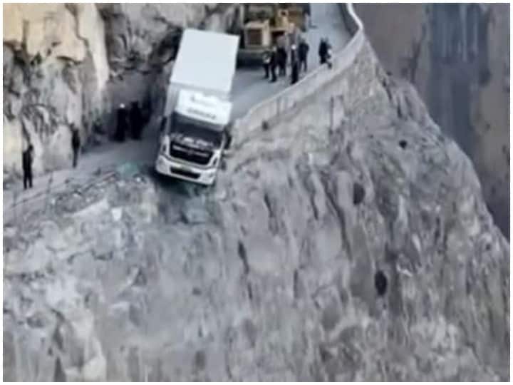 Truck hangs at 300 feet height of mountain in China driver life saved for 3 days Trending News: चीन में पहाड़ पर 300 फीट की ऊंचाई पर लटक गया ट्रक, 3 दिन बाद बचाई गई ड्राइवर की जान