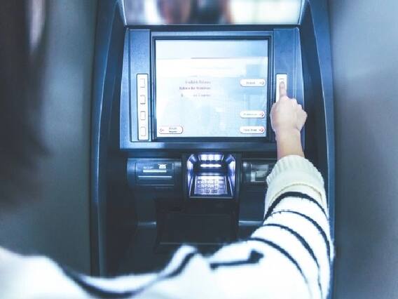 ATM Fraud: आप भी ना हो जाएं फ्रॉड के शिकार, इन टिप्स को अपनाकर करें सेफ Transaction ATM Fraud: आप भी ना हो जाएं फ्रॉड के शिकार, इन टिप्स को अपनाकर करें सेफ Transaction