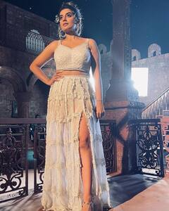 Akshara Singh Photos: चांदनी रात में किसी परी सी नजर आईं अक्षरा सिंह, थाई हाई स्लिट स्कर्ट में दिखा शानदार लुक