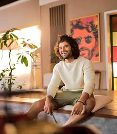 Vijay Deverakonda House Photos: आलीशान बंगले में मम्मी, पापा और भाई के साथ ठाठ से रहते हैं साउथ सुपरस्टार विजय देवरकोंडा, देखें तस्वीरें