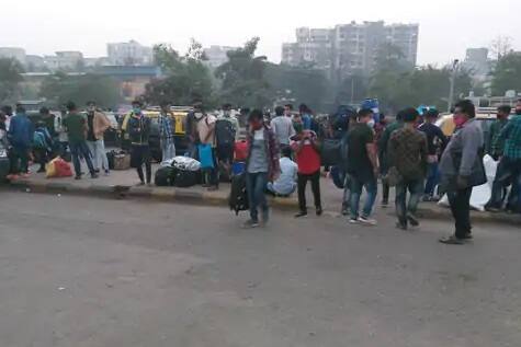 Migrant labourers leave Mumbai in packed trains fearing lockdown મુંબઇમાં લોકડાઉનના ડરે કામદારો ભાગવા માંડ્યા, સ્ટેશન પર હજારોની ભીડ થતા પોલીસે કરવો પડ્યો લાઠીચાર્જ