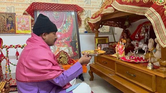 बीजेपी सांसद और भोजपुरी सुपरस्टार इन दिनों कोरोना संक्रमित होने की वजह से अपने घर मे ही आइसोलेट है. बता दें कि तिवारी ने भी अपने घर के मंदिर में ही पीएम मोदी के लिए पूजा की औऱ उनकी लंबी उम्र की प्रार्थना की है.