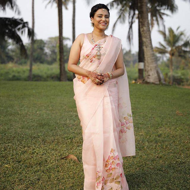 उन्होंने ये भी बताया कि, मैंने 5 जनवरी 2022 को टेस्ट करवाया था और रिपोर्ट पॉजिटिव आई है. जिसके बाद से मैं और मेरा परिवार 5 जनवरी की शाम से आइसोलेशन में हैं... और मैं सभी जरूरी सावधानियां बरत रही हूं. मैंने अपने कोविड होने के बारे में उन सभी को सूचित कर दिया है जिनसे मैं इस हफ्ते मिली थी. तो जो भी मेरे संपर्क में आया है, कृपया अपना टेस्ट करवा लें. डबल मास्क अप करें और फिर सुरक्षित रहें.