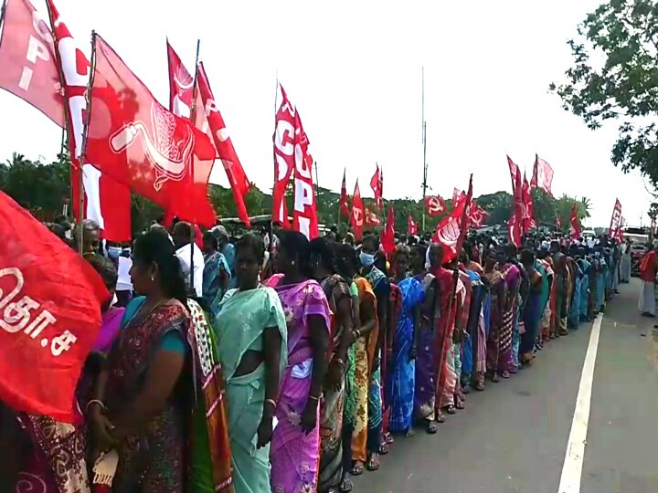 ரேஷன் அரிசியை ரோட்டில் கொட்டி ஒப்பாரி வைத்து பெண்கள் ஆர்ப்பட்டம்