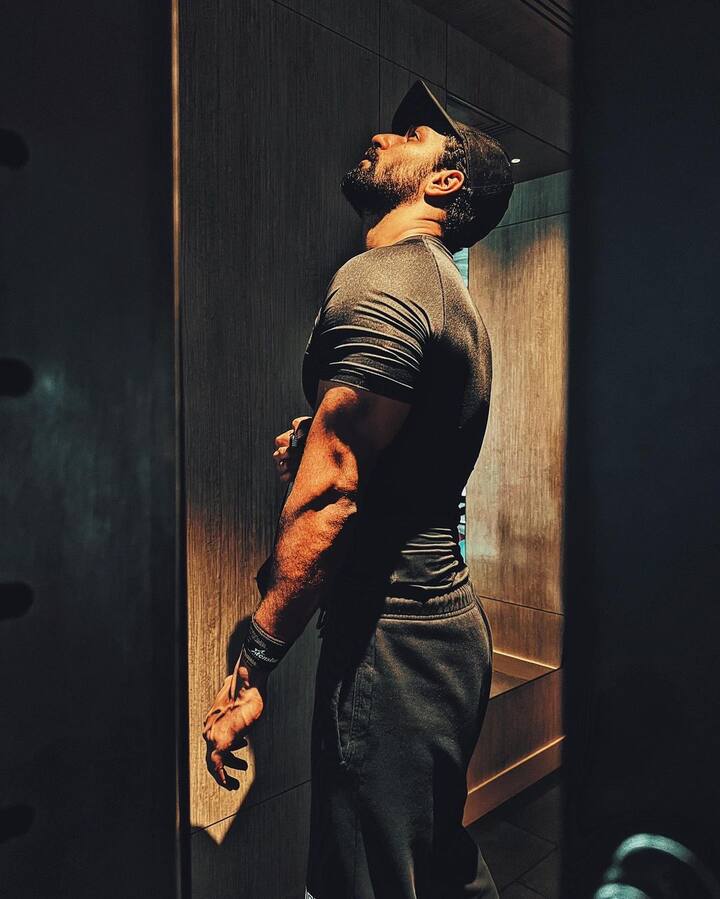 विक्की कौशल की लेटेस्ट फोटो देखने के बाद फीमेल फैंस आहें भर रही हैं. विक्की कौशल इन दिनों बॉडी बिल्डिंग पर खूब ध्यान दे रहे हैं.