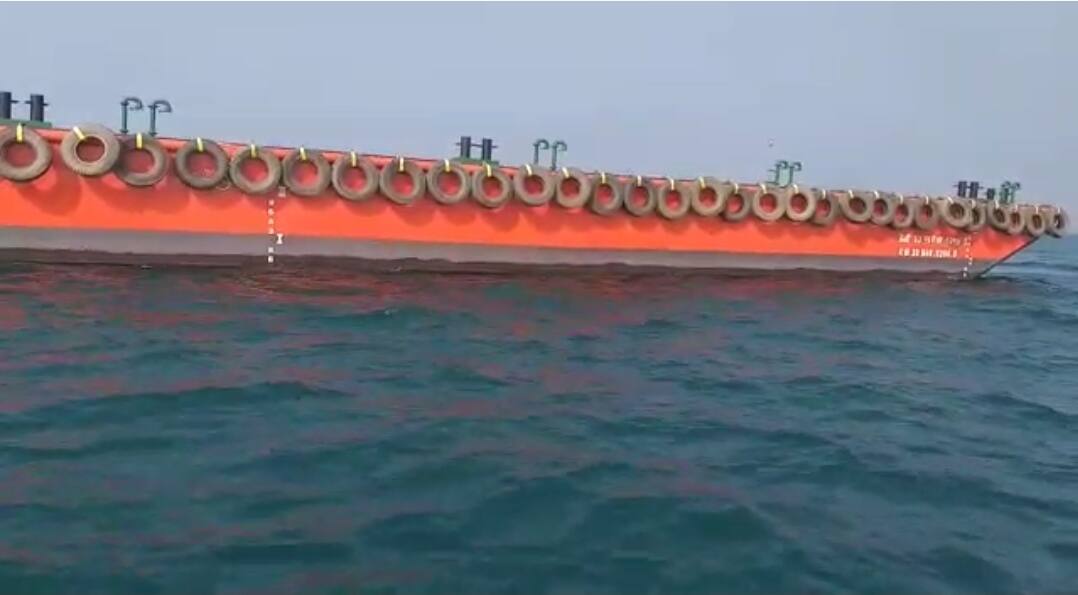 Sindhudurg News : 'टग' फ्लोटिंग पंटून खोल समुद्रात इंजिनच्या पंख्यांमध्ये जाळं अडकल्यानं बंद