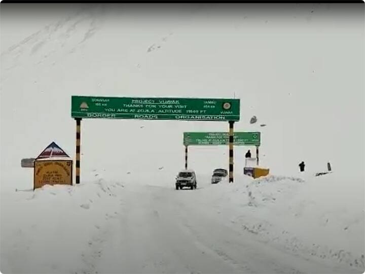कई जगहों पर तैनात टीमें काम के दौरान दिन और रात में अंतर भूल जाते हैं. इन कार्यों के लिए छह टीमों को तैनात किया गया है. टीम के सदस्यों ने मिलकर अत्यंत चुनौतीपूर्ण परिस्थितियों के दौरान सड़क को खोले रखने के लिए चौबीसों घंटे काम किया.