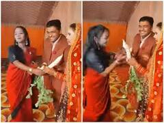 Watch: दोस्त ने स्टेज पर दिया कुछ खास गिफ्ट, देखकर पानी-पानी हुए दूल्हा-दुल्हन