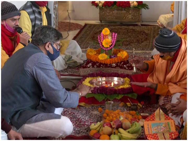 बीजेपी के राष्ट्रीय उपाध्यक्ष बैजयंत पांडा ने भी पीएम मोदी के लिए दिल्ली के झंडेवालान मंदिर में पूजा की और ‘महामृत्युंजय’ जाप भी किया. इसके साथ ही राष्ट्रीय महासचिव और पंजाब प्रभारी दुष्यंत गौतम ने कनॉट प्लेस स्थित हनुमान मंदिर में एक प्रार्थना सभा में भाग लिया.