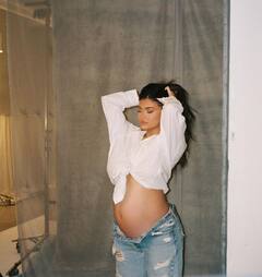 Pregnant Kylie Jenner Flaunts Her Bare Baby Bump In New Pics, Captions 'I Am Woman'