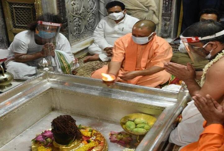 बता दें कि यूपी के सीएम योगी आदित्यनाथ ने काशी विश्वनाथ मंदिर में विधिवत पूजा की और पीएम मोदी की लंबी उम्र की कामना की. पूजा के बाद उन्होंने कहा कि, ''बाबा विश्वनाथ और कालभैरव की पीएम पर कृपा है, क्योंकि आज काशी जिस भव्य रूप में है वो बाबा विश्वनाथ के कृपापात्र पीएम मोदी की वजह से ही संभव है. इसिलए बाबा की कृपा सदैव उन पर बनी रही, ये प्रार्थना हमने बाबा विश्वनाथ और काल भैरव से की है. कल पंजाब में जो कुछ हुआ है वह भारत की संवैधानिक मान्यताओं और लोकतांत्रिक मान्यताओं की धज्जियां उड़ाता है. जब देश के प्रधानमंत्री के प्रति इस प्रकार का गैर जिम्मेदाराना रवैया कांग्रेस की एक सरकार का है तो आप अनुमान कर सकते हैं कि अन्य संवैधानिक संस्था और आम नागरिकों के प्रति उनका व्यवहार कैसा होगा.''
