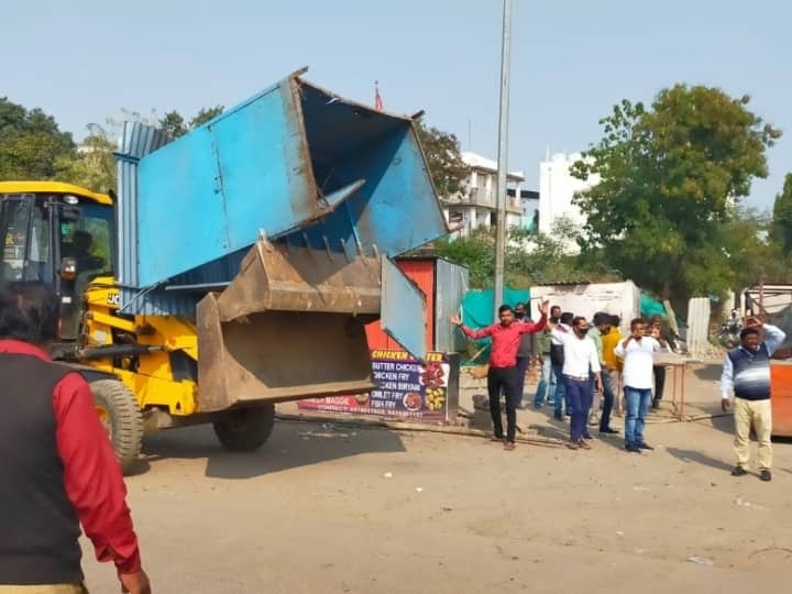 jabalpur municipal corporation take action on encroachment by vendors on mahal damohnaka flyover ANN MP News: टपरों, ठेलों के कारण नहीं बन पा रहा था मध्य प्रदेश में सबसे लंबा फ्लाईओवर, नगर निगम ने की कार्रवाई