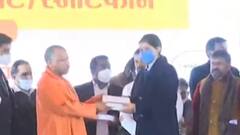 Ayodhya में युवाओं को CM Yogi की सौगात, बांटे गए स्मार्टफोन और टैबलेट| Hindi News